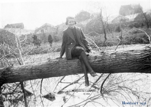 Dans le jardin à Hoeilaart, en 1936.  Elle a 15 ans