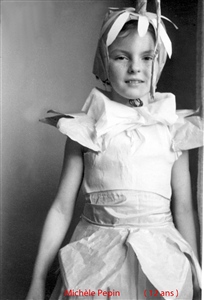 Michèle en beauté, comme d'hab, en 1958