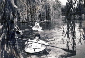 Marguerite Lauwers fait du bateau dans son jardin à Hoielaart en 1936.  Elle a 15 ans.