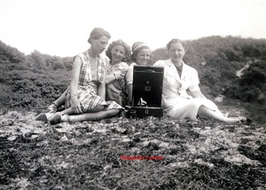 Au camping à Le Coq en 1938.  On écoute la musique avec un 'portable'