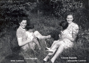Marguerite et sa soeur Irène, avec Yolande et Yves Dujardin.  1941