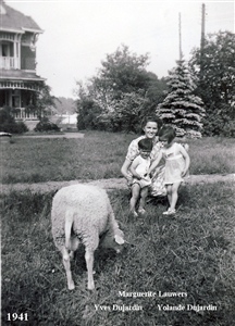 Marguerite avec Yolande et Yves dans la propriété "Les Etangs".  1941