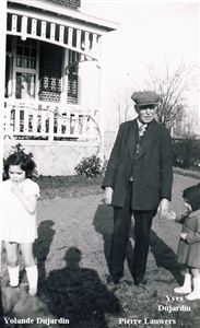 Pierre Lauwers avec ses 2 petits-enfants Yolande et Yves dans son jardin à Hoielaart