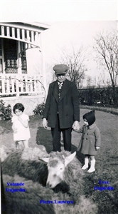 Pierre Lauwers avec ses 2 petits-enfants Yolande et Yves Dujardin dans son jardin à Hoielaart