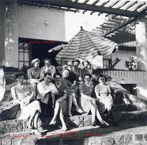 Photo de famille, sur le terrasse de la maison de Irène à Hoielaart.  A gauche, Marguerite Schutjes 'Tante Muziet'