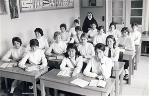 La classe de Michèle Pepin (en 3familiale) à l'école du Sacré Coeur de Linthout, à Eterbeek, année 1960-61.  Au verso de la photo, les signatures des élèves de la classe !