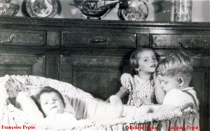 Michèle et Jacques sont émerveillés par leur petite soeur Françoise (1949)