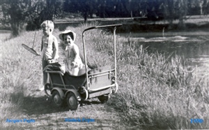 Michèle et Jacques s'amusent à Hoielaart en 1949.  Ils ont 2 et 3 ans
