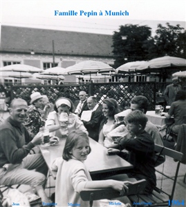 Un petit verre de bière à Munich, en été 1964.  Jean-Claude boit sa première chope !