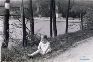 Martine se repose, au barrage de Robertville (Pâques 1957)