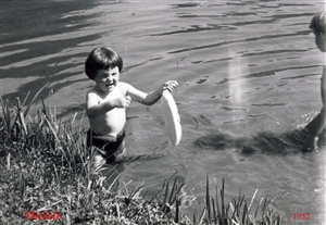Michèle joue dans l'étang de Hoielaart, en 1952