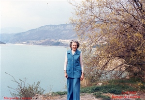 Marguerite fait du tourisme au barrage de Castillon, en avril 1982