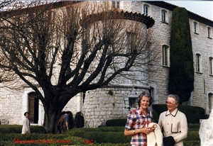 Les 2 soeurs Josée et Marguerite au château des Papes, en avril 1982