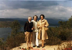 Les 3 soeurs Josée, Marguerite et Irène Lauwers au lac Saint Gatien, en avril 1982