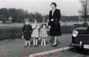 Marguerite et ses 3 enfants Michèle, Jacques et Françoise, en 1952