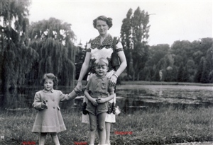 Marguerite et ses 2 enfants Michèle et Jacques, en 1952, à Hoeilaart, dans la propriété "Les étangs"