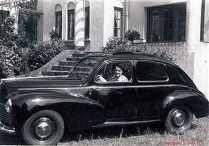 Marguerite daans la Peugeot 203 familiale, à Hoielaart, en juin 1951