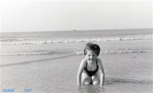 Michèle en vacances à Albert Plage, en 1953