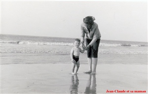 Jean-Claude à la mer avec sa maman