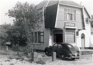 La voiture familiale (Peugeot 203) et la villa Amena que nous avions souvent louée à Coxyde