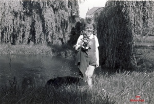Michèle dans le jardin à Hoeilaart, en 1954