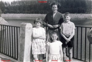 Tourisme familial au barrage de Robertville, en 1957