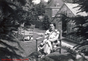 Jean-Claude est bien choyé par sa maman !  Dans le jardin d'Hoeilaart, en 1952