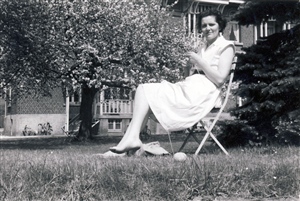 Marguerite Lauwers aimait tricoter (avec sa soeur Agnès) dans son jardin à Hoeilaart