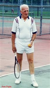 Jean Pepin en tenue de tennis, son sport favori, près de Montréal.  1991