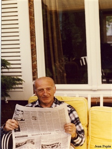 Jean Pepin lit la Petite Gazette chez lui, avenue de Wavrans, en 1987